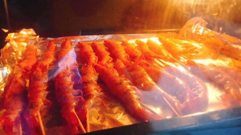 烤箱版+超级简单的烤大虾,放入烤箱中层，200度15分钟