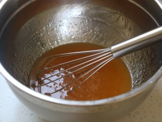 广式月饼,先把转化糖浆，枧水，花生油倒入碗里混匀