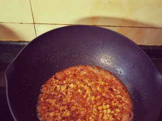 肉末茄子🍆盖浇面,蒜 生姜 辣椒爆香加入肉末煸炒变色，加点生抽 盐