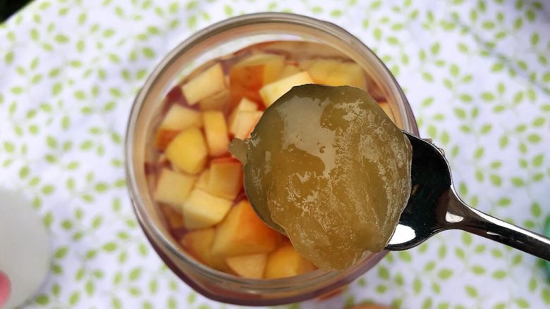 蜂蜜花红柚子汁,加入蜂蜜，我这里用的是固态的蜂蜜，如果你没有，可以用液态的