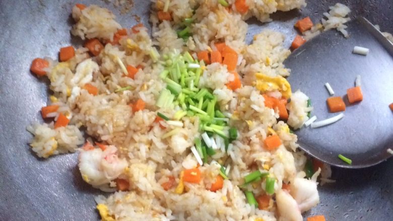 泰式虾炒饭,炒均匀就可以了，起锅前放葱。