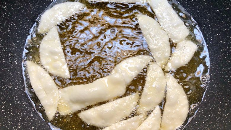 杂粮饼,锅里放入300ml油，烧至八成热，放入饺子皮炸至酥脆，这样薄脆就做好了