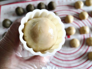 绿豆沙蜜豆月饼,月饼模具为了防粘，可以用少许月饼粉沾一下，然后把包好的月饼球放置其中