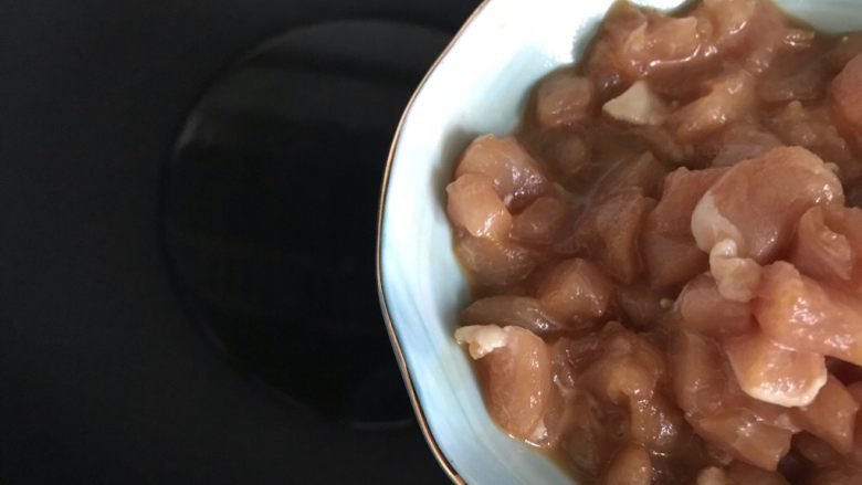 香菇青椒毛豆炒肉丁,待锅内油七分热时，下猪肉