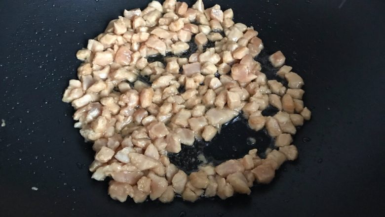 香菇青椒毛豆炒肉丁,翻炒至猪肉变色