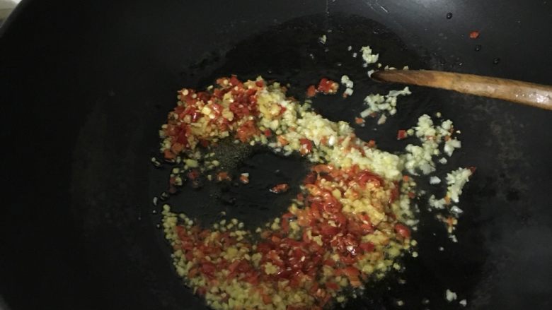 清炒花甲螺,起锅烧油放姜、蒜、辣椒爆出香味