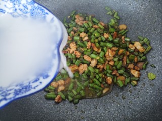 肉沫豇豆,然后加入水淀粉。