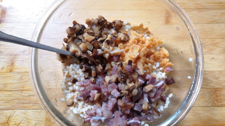 糯米肠,再把切好的香菇粒，腊肉粒，小虾米粒倒入碗中搅拌均匀。