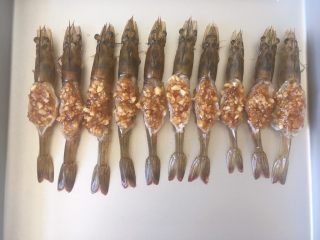 黄梅酱焗虾,用小勺在虾背处装入炒好的黄梅蒜末酱。
