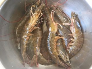 黄梅酱焗虾,新鲜海虾买回来用水洗干净，去掉顶部的虾须。
