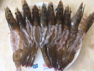 黄梅酱焗虾,之后将剪开的虾壳剥掉，注意剝的时候注意保留好虾头跟最后一节虾尾，之后将虾线取出。
