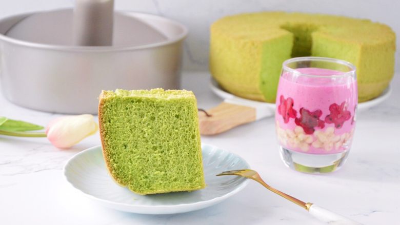 菠菜汁蛋糕,美味的菠菜汁蛋糕就做好啦，翠绿的颜色是不是很有食欲