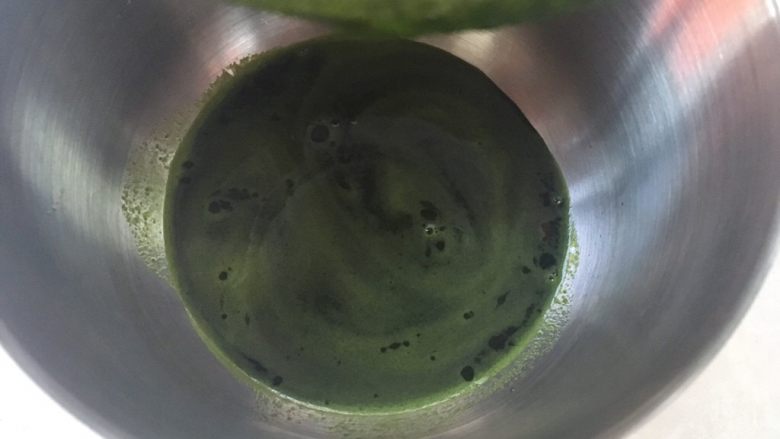 菠菜汁蛋糕,将菠菜泥倒入过滤网上，用刮棒按压，过滤出70克的菠菜汁