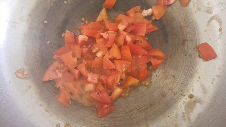 黄梅酱披萨,加入切碎的西红柿丁，翻炒至西红柿炒软成泥