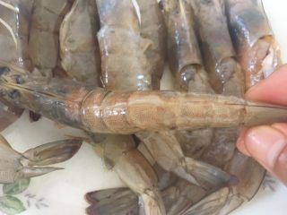 黄梅酱焗虾,用剪刀剪开虾背，留最后一节虾壳。
