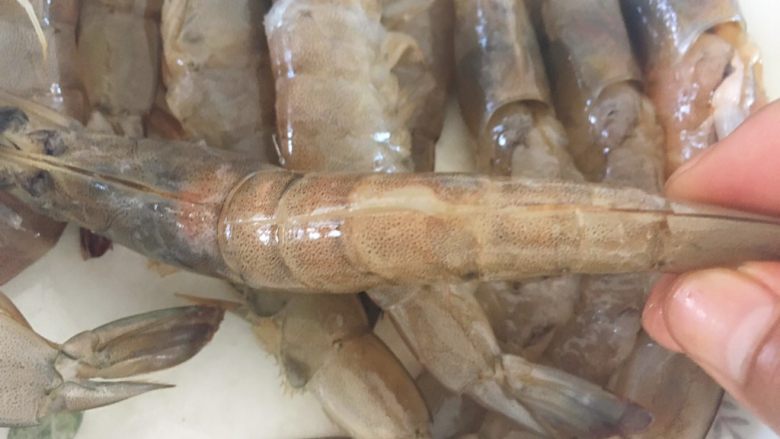 黄梅酱焗虾,用剪刀剪开虾背，留最后一节虾壳。
