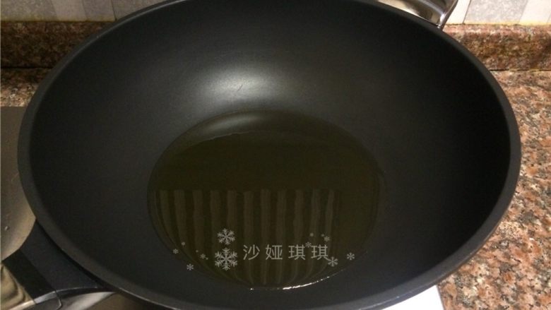 酱汁虾,热锅倒油烧至七成热。