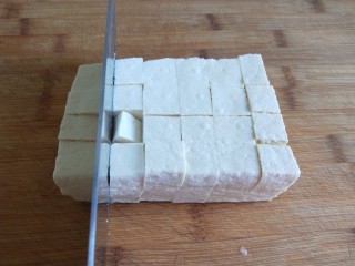 新文美食  家常豆腐,在切成见方块。