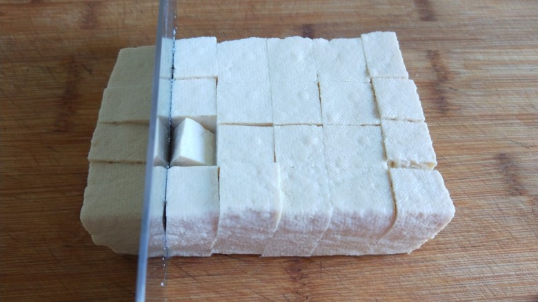 新文美食  家常豆腐,在切成见方块。