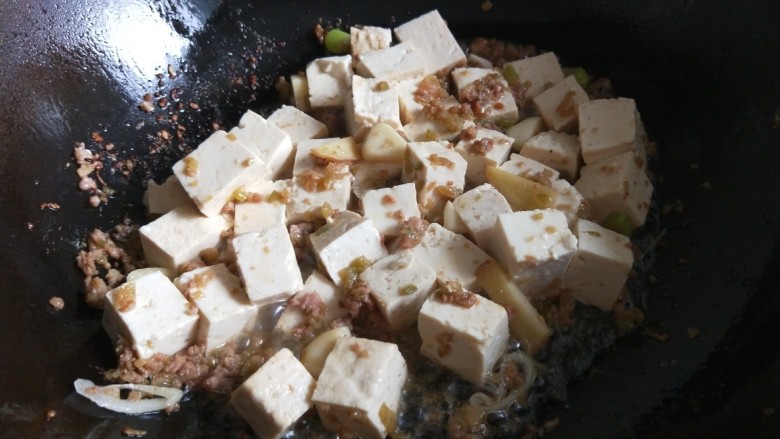 新文美食  家常豆腐,放入肉馅炒散，加入豆腐炒均匀。