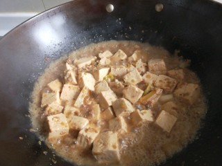 新文美食  家常豆腐,盖上盖子煮到豆腐蓬松，加入适量盐。