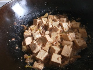 新文美食  家常豆腐,水淀粉勾芡，加入鸡精即可出锅。