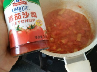 中餐厅~番茄牛丸汤,炒至粘稠时加番茄沙司，继续炒，再加开水煮开