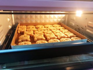 浓香花生酱卡通饼干,放入预热好的烤箱中层180度上下火烤20分钟左右上色金黄