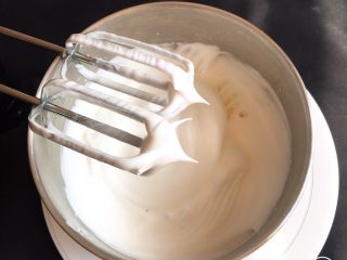 清水蛋糕,继续50圈，浓稠的蛋白霜就完成了，蛋白的状态是有直立的小尖峰，蛋白光滑细腻亮晶晶。