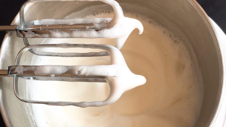 清水蛋糕,用打蛋器高速搅打50圈，蛋白出现下垂的弯钩，再加入15克细砂糖。