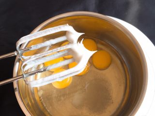 清水蛋糕,打蛋头不用清洗直接低速搅拌十几秒，油和蛋黄融合。