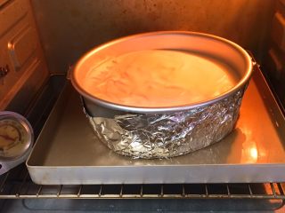 清水蛋糕,烤箱事先预热10分钟，烤盘中放入水，温度150度，再把模具坐入水中烤制60分钟，烤完不要马上拿出，再烤箱自然冷却30分钟。