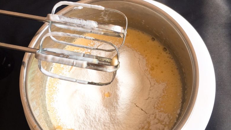 清水蛋糕,过筛低筋粉，用打蛋器搅拌至浓稠。
