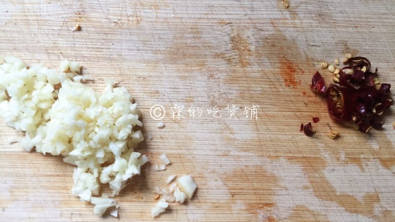 凉拌海带丝,干辣椒和蒜分别切碎、剁成末
