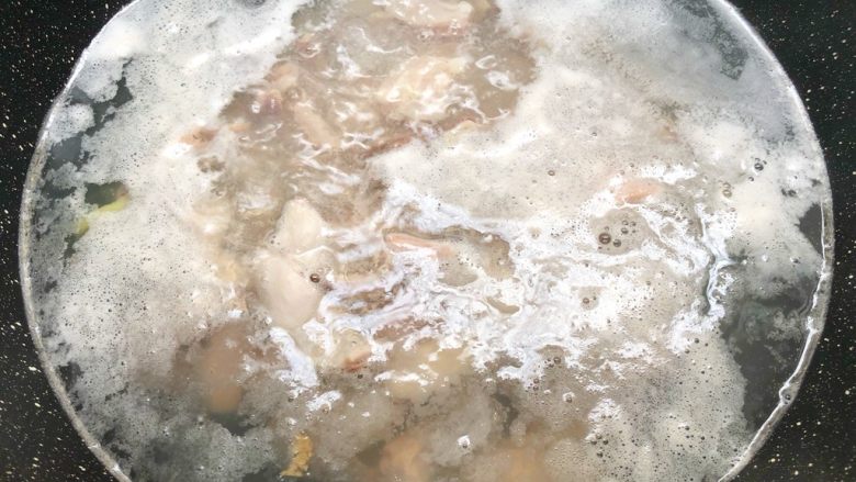 莲子猪肚汤,水开煮2分钟关火，用冷水冲洗干净
