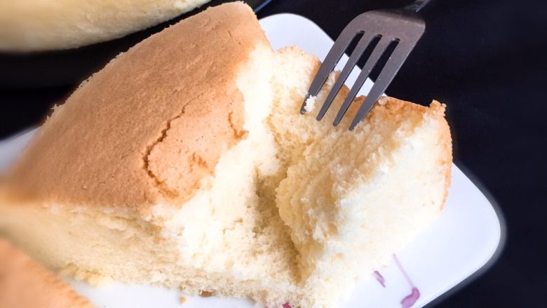 清水蛋糕,来一口尝一尝味道，一口肯定不够来一块最起码。