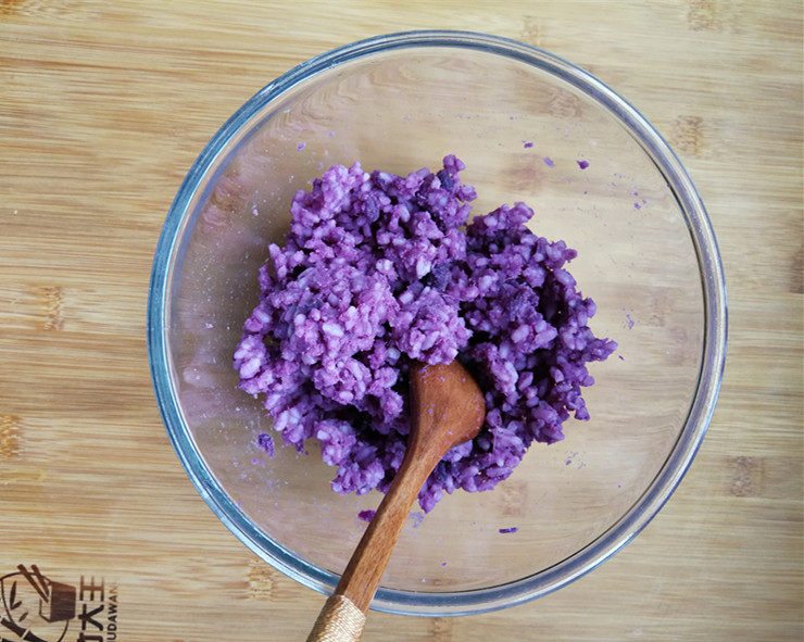 紫薯米饭香肠卷,将紫薯泥与米饭完全混合，直至每粒米饭都包裹上紫薯泥。