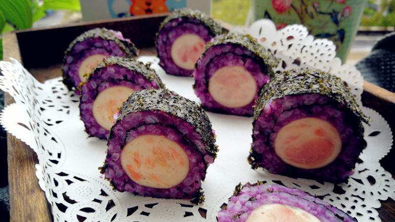 紫薯米饭香肠卷,切块食用就可以了。非常有营养的紫薯米饭香肠卷。