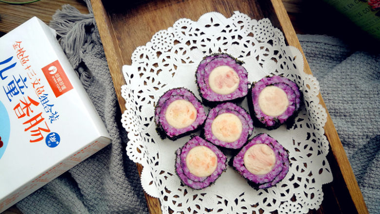 紫薯米饭香肠卷,不喜欢紫薯的也可以用普通红薯代替，如果喜欢芋头的也可以试试用芋头饭来卷。