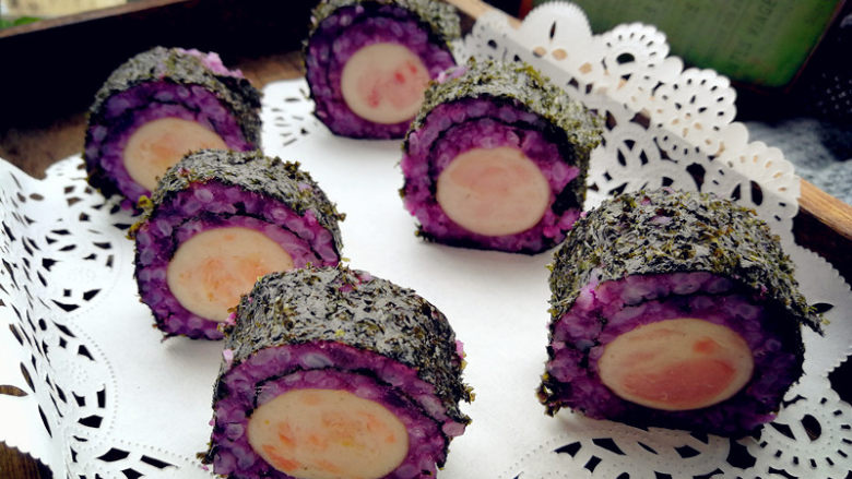紫薯米饭香肠卷,喜欢口感丰富，或者重口味的还可以抹上自己喜欢的酱料，或者加一些蔬菜进去。