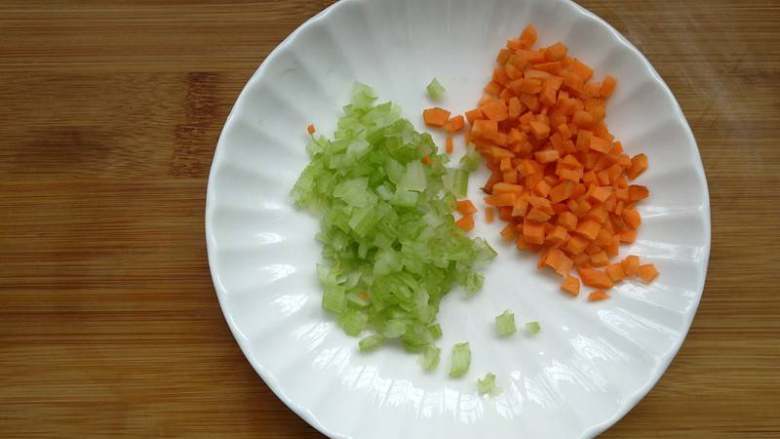 高汤粉丝蒸肉丸,芹菜和胡萝卜切碎。我家孩子挑食，所以只要他不吃的蔬菜，我全部切碎，他没法一个个挑出来，也就吃了。