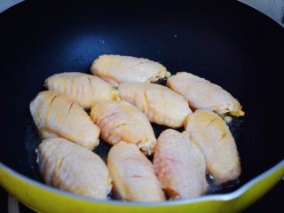 红烧鸡翅,锅中倒入适量的食用油烧热，放入鸡翅