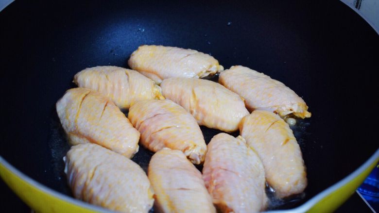 红烧鸡翅,锅中倒入适量的食用油烧热，放入鸡翅