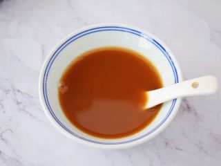 蚝油生菜,酱汁材料放入碗中调成酱汁备用