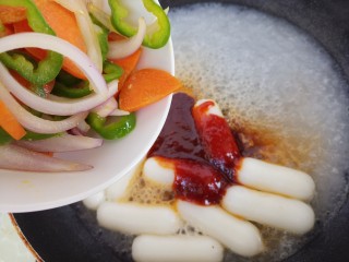 韩式炒年糕,然后再加入青椒，洋葱和胡萝卜。