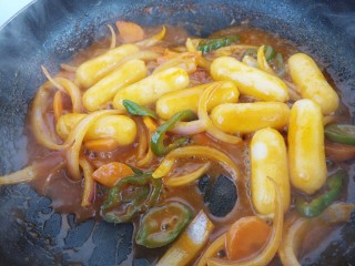 韩式炒年糕,煮十分钟左右，煮至汤汁浓稠即可。