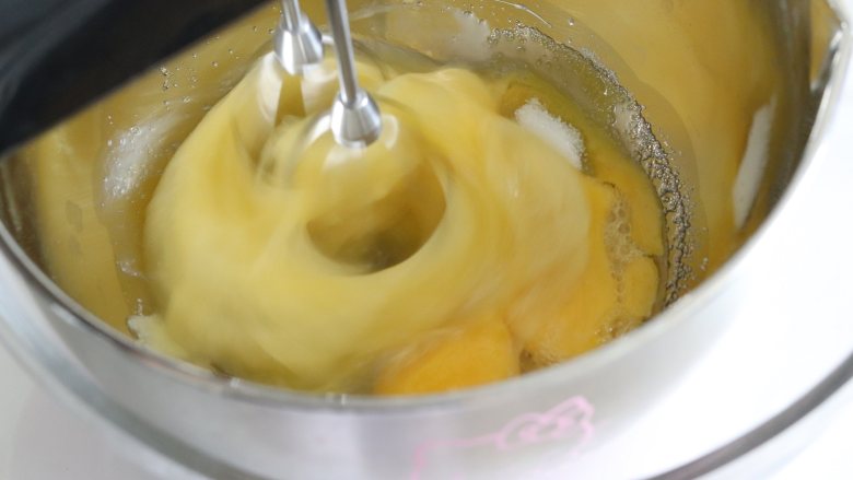 西柚小蛋糕,鸡蛋全蛋打散，一次性倒入白砂糖，搅打均匀。