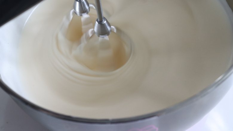 西柚小蛋糕,打发过程需要耐心，用中高速打发，直到蛋液发白并且体积膨胀，蛋糊用手摸一下有温度就离开水盆，继续打发到。