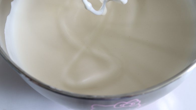 西柚小蛋糕,直到拉起打蛋头，画8字，不用轻易消失即可，再用打蛋器低速整理蛋液，此时的蛋糊非常的细腻有光泽。