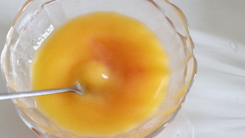 西柚小蛋糕,保温的西柚黄油液，再搅拌匀一下，之后顺着刮刀倒入蛋盆中，让液体和蛋糊混合匀，这里也是需要翻拌的方式，直到液体混合进去。 